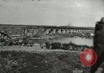 Image Soldats allemands et des civils franchissent la rivière Elbe après abandon de l'Allemagne en Seconde Guerre Mondiale Allemagne Tangermunde, 1945, de la seconde 30 séquences d'archives historiques vidéo 65675077891