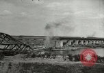 Image Soldats allemands et des civils franchissent la rivière Elbe après abandon de l'Allemagne en Seconde Guerre Mondiale Allemagne Tangermunde, 1945, de la seconde 31 séquences d'archives historiques vidéo 65675077891