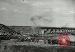 Image Soldats allemands et des civils franchissent la rivière Elbe après abandon de l'Allemagne en Seconde Guerre Mondiale Allemagne Tangermunde, 1945, de la seconde 32 séquences d'archives historiques vidéo 65675077891