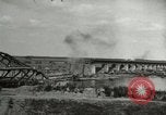 Image Soldats allemands et des civils franchissent la rivière Elbe après abandon de l'Allemagne en Seconde Guerre Mondiale Allemagne Tangermunde, 1945, de la seconde 33 séquences d'archives historiques vidéo 65675077891