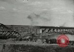 Image Soldats allemands et des civils franchissent la rivière Elbe après abandon de l'Allemagne en Seconde Guerre Mondiale Allemagne Tangermunde, 1945, de la seconde 34 séquences d'archives historiques vidéo 65675077891