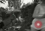 Image Soldats allemands et des civils franchissent la rivière Elbe après abandon de l'Allemagne en Seconde Guerre Mondiale Allemagne Tangermunde, 1945, de la seconde 38 séquences d'archives historiques vidéo 65675077891
