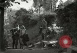 Image Soldats allemands et des civils franchissent la rivière Elbe après abandon de l'Allemagne en Seconde Guerre Mondiale Allemagne Tangermunde, 1945, de la seconde 39 séquences d'archives historiques vidéo 65675077891