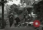 Image Soldats allemands et des civils franchissent la rivière Elbe après abandon de l'Allemagne en Seconde Guerre Mondiale Allemagne Tangermunde, 1945, de la seconde 40 séquences d'archives historiques vidéo 65675077891