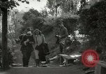 Image Soldats allemands et des civils franchissent la rivière Elbe après abandon de l'Allemagne en Seconde Guerre Mondiale Allemagne Tangermunde, 1945, de la seconde 41 séquences d'archives historiques vidéo 65675077891