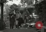 Image Soldats allemands et des civils franchissent la rivière Elbe après abandon de l'Allemagne en Seconde Guerre Mondiale Allemagne Tangermunde, 1945, de la seconde 42 séquences d'archives historiques vidéo 65675077891