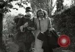 Image Soldats allemands et des civils franchissent la rivière Elbe après abandon de l'Allemagne en Seconde Guerre Mondiale Allemagne Tangermunde, 1945, de la seconde 46 séquences d'archives historiques vidéo 65675077891
