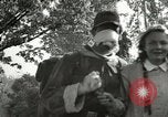 Image Soldats allemands et des civils franchissent la rivière Elbe après abandon de l'Allemagne en Seconde Guerre Mondiale Allemagne Tangermunde, 1945, de la seconde 48 séquences d'archives historiques vidéo 65675077891