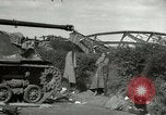 Image Soldats allemands et des civils franchissent la rivière Elbe après abandon de l'Allemagne en Seconde Guerre Mondiale Allemagne Tangermunde, 1945, de la seconde 49 séquences d'archives historiques vidéo 65675077891