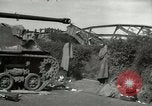 Image Soldats allemands et des civils franchissent la rivière Elbe après abandon de l'Allemagne en Seconde Guerre Mondiale Allemagne Tangermunde, 1945, de la seconde 50 séquences d'archives historiques vidéo 65675077891