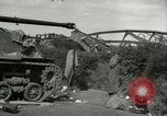 Image Soldats allemands et des civils franchissent la rivière Elbe après abandon de l'Allemagne en Seconde Guerre Mondiale Allemagne Tangermunde, 1945, de la seconde 51 séquences d'archives historiques vidéo 65675077891