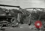 Image Soldats allemands et des civils franchissent la rivière Elbe après abandon de l'Allemagne en Seconde Guerre Mondiale Allemagne Tangermunde, 1945, de la seconde 52 séquences d'archives historiques vidéo 65675077891