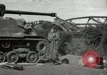 Image Soldats allemands et des civils franchissent la rivière Elbe après abandon de l'Allemagne en Seconde Guerre Mondiale Allemagne Tangermunde, 1945, de la seconde 53 séquences d'archives historiques vidéo 65675077891