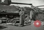 Image Soldats allemands et des civils franchissent la rivière Elbe après abandon de l'Allemagne en Seconde Guerre Mondiale Allemagne Tangermunde, 1945, de la seconde 55 séquences d'archives historiques vidéo 65675077891