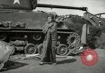 Image Soldats allemands et des civils franchissent la rivière Elbe après abandon de l'Allemagne en Seconde Guerre Mondiale Allemagne Tangermunde, 1945, de la seconde 56 séquences d'archives historiques vidéo 65675077891