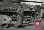 Image Soldats allemands et des civils franchissent la rivière Elbe après abandon de l'Allemagne en Seconde Guerre Mondiale Allemagne Tangermunde, 1945, de la seconde 57 séquences d'archives historiques vidéo 65675077891