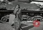 Image Soldats allemands et des civils franchissent la rivière Elbe après abandon de l'Allemagne en Seconde Guerre Mondiale Allemagne Tangermunde, 1945, de la seconde 58 séquences d'archives historiques vidéo 65675077891