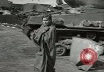 Image Soldats allemands et des civils franchissent la rivière Elbe après abandon de l'Allemagne en Seconde Guerre Mondiale Allemagne Tangermunde, 1945, de la seconde 59 séquences d'archives historiques vidéo 65675077891