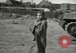Image Soldats allemands et des civils franchissent la rivière Elbe après abandon de l'Allemagne en Seconde Guerre Mondiale Allemagne Tangermunde, 1945, de la seconde 60 séquences d'archives historiques vidéo 65675077891