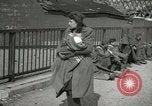 Image Soldats allemands et des civils franchissent la rivière Elbe après abandon de l'Allemagne en Seconde Guerre Mondiale Allemagne Tangermunde, 1945, de la seconde 61 séquences d'archives historiques vidéo 65675077891