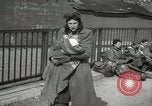 Image Soldats allemands et des civils franchissent la rivière Elbe après abandon de l'Allemagne en Seconde Guerre Mondiale Allemagne Tangermunde, 1945, de la seconde 62 séquences d'archives historiques vidéo 65675077891