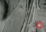 Standbild Bombenabwürfe Attigliano Italien, 1944, aus Sekunde 14 historischem Filmmaterial Videoclip 65675077897