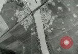 Standbild Bombenabwürfe Attigliano Italien, 1944, aus Sekunde 30 historischem Filmmaterial Videoclip 65675077897