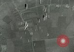 Standbild Bombenabwürfe Orleans Frankreich, 1944, aus Sekunde 20 historischem Filmmaterial Videoclip 65675077898
