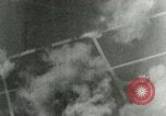 Standbild Bombenabwürfe Orleans Frankreich, 1944, aus Sekunde 51 historischem Filmmaterial Videoclip 65675077898