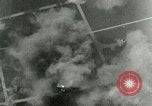 Standbild Bombenabwürfe Orleans Frankreich, 1944, aus Sekunde 52 historischem Filmmaterial Videoclip 65675077898