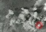Standbild Bombardierung einen Flugplatz ORLY FRANKREICH, 1944, aus Sekunde 36 historischem Filmmaterial Videoclip 65675077899