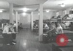 Image Les cadets de l'aviation se détendre dans leurs casernes San Antonio Texas USA, 1950, de la seconde 4 séquences d'archives historiques vidéo 65675077925