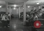 Image Les cadets de l'aviation se détendre dans leurs casernes San Antonio Texas USA, 1950, de la seconde 6 séquences d'archives historiques vidéo 65675077925