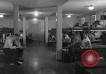 Image Les cadets de l'aviation se détendre dans leurs casernes San Antonio Texas USA, 1950, de la seconde 7 séquences d'archives historiques vidéo 65675077925