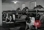 Image Les cadets de l'aviation se détendre dans leurs casernes San Antonio Texas USA, 1950, de la seconde 8 séquences d'archives historiques vidéo 65675077925