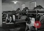 Image Les cadets de l'aviation se détendre dans leurs casernes San Antonio Texas USA, 1950, de la seconde 9 séquences d'archives historiques vidéo 65675077925