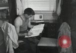 Image Les cadets de l'aviation se détendre dans leurs casernes San Antonio Texas USA, 1950, de la seconde 26 séquences d'archives historiques vidéo 65675077925