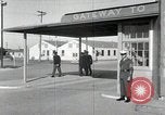 Standbild Aviation Kadetten spielen Golf und Tennis San Antonio Texas USA, 1950, aus Sekunde 19 historischem Filmmaterial Videoclip 65675077926