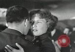 Standbild Aviation Kadetten in ihrer Freizeit Geselligkeit San Antonio Texas USA, 1950, aus Sekunde 12 historischem Filmmaterial Videoclip 65675077928