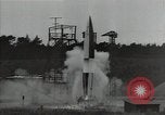 Standbild A-4 Rakete verliert die Kontrolle nach dem Start Peenemunde Deutschland, 1942, aus Sekunde 8 historischem Filmmaterial Videoclip 65675077946