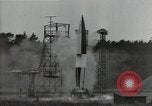 Standbild A-4 Rakete verliert die Kontrolle nach dem Start Peenemunde Deutschland, 1942, aus Sekunde 10 historischem Filmmaterial Videoclip 65675077946