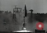 Standbild A-4 Rakete verliert die Kontrolle nach dem Start Peenemunde Deutschland, 1942, aus Sekunde 11 historischem Filmmaterial Videoclip 65675077946