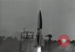 Standbild A-4 Rakete verliert die Kontrolle nach dem Start Peenemunde Deutschland, 1942, aus Sekunde 12 historischem Filmmaterial Videoclip 65675077946