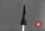 Standbild A-4 Rakete verliert die Kontrolle nach dem Start Peenemunde Deutschland, 1942, aus Sekunde 13 historischem Filmmaterial Videoclip 65675077946
