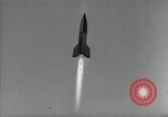 Standbild A-4 Rakete verliert die Kontrolle nach dem Start Peenemunde Deutschland, 1942, aus Sekunde 15 historischem Filmmaterial Videoclip 65675077946