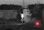 Standbild A-4 Rakete starten Peenemunde Deutschland, 1942, aus Sekunde 15 historischem Filmmaterial Videoclip 65675077949