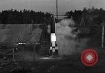 Standbild A-4 Rakete starten Peenemunde Deutschland, 1942, aus Sekunde 16 historischem Filmmaterial Videoclip 65675077949