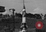 Standbild getarnt A-4 Rakete Peenemunde Deutschland, 1942, aus Sekunde 19 historischem Filmmaterial Videoclip 65675077954