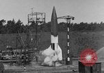 Immagine di A-4 missile perdite di colpi Peenemunde Germania, 1943, secondo 3 filmato di repertorio 65675077960