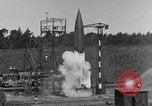 Immagine di A-4 missile perdite di colpi Peenemunde Germania, 1943, secondo 4 filmato di repertorio 65675077960